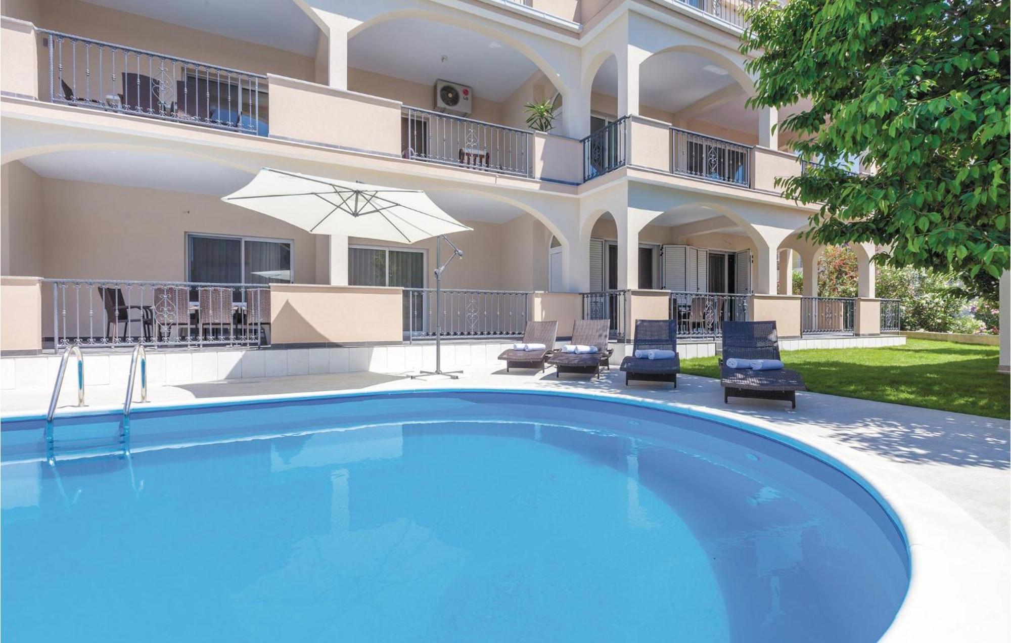 Amazing Apartment In Kastel Stafilic With Jacuzzi Kastela Exterior photo